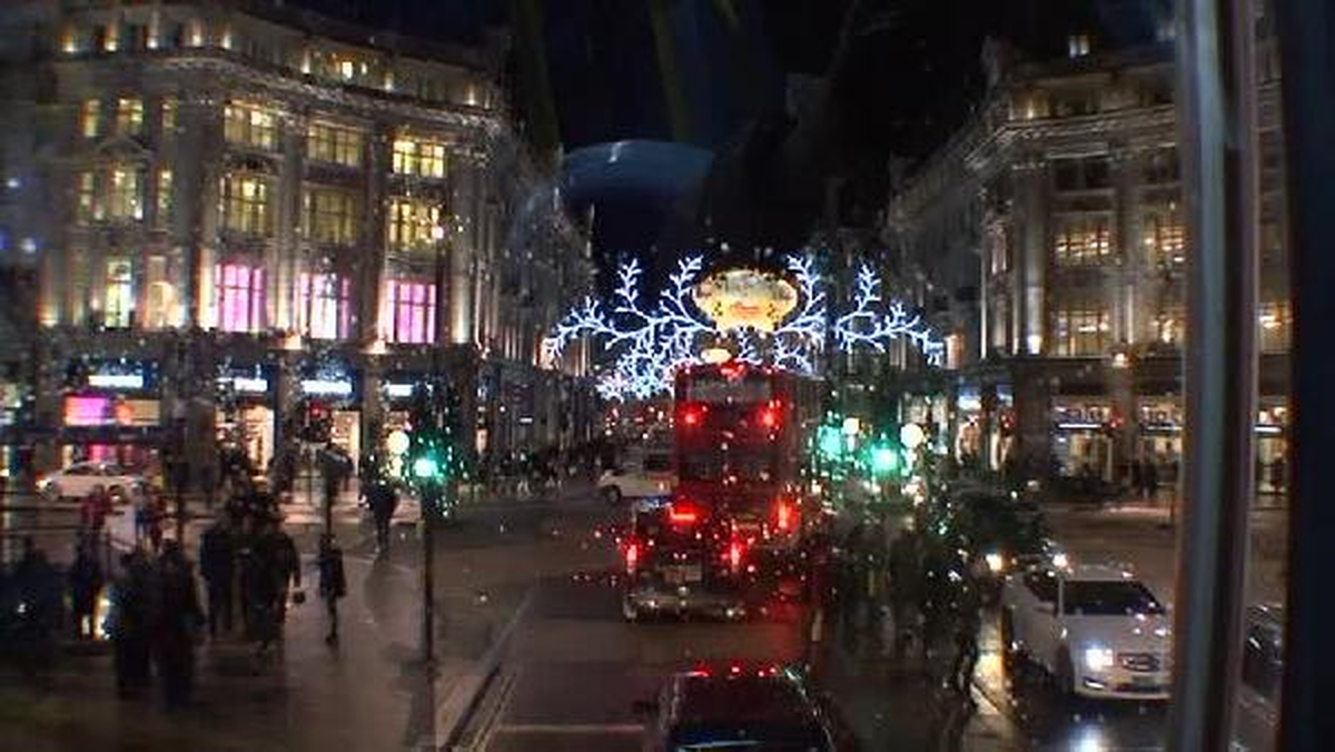 Londra\'da Tarihi Tiyatronun Tavanı Çöktü