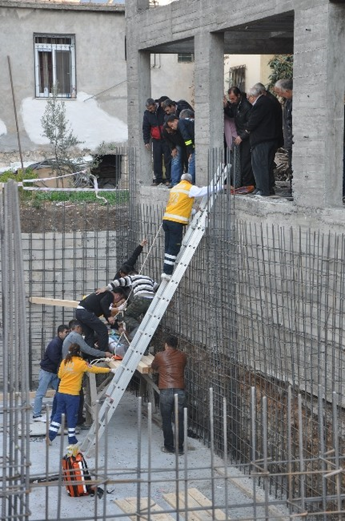 Merdivenden Düşen İnşaat İşçisi Yaralandı