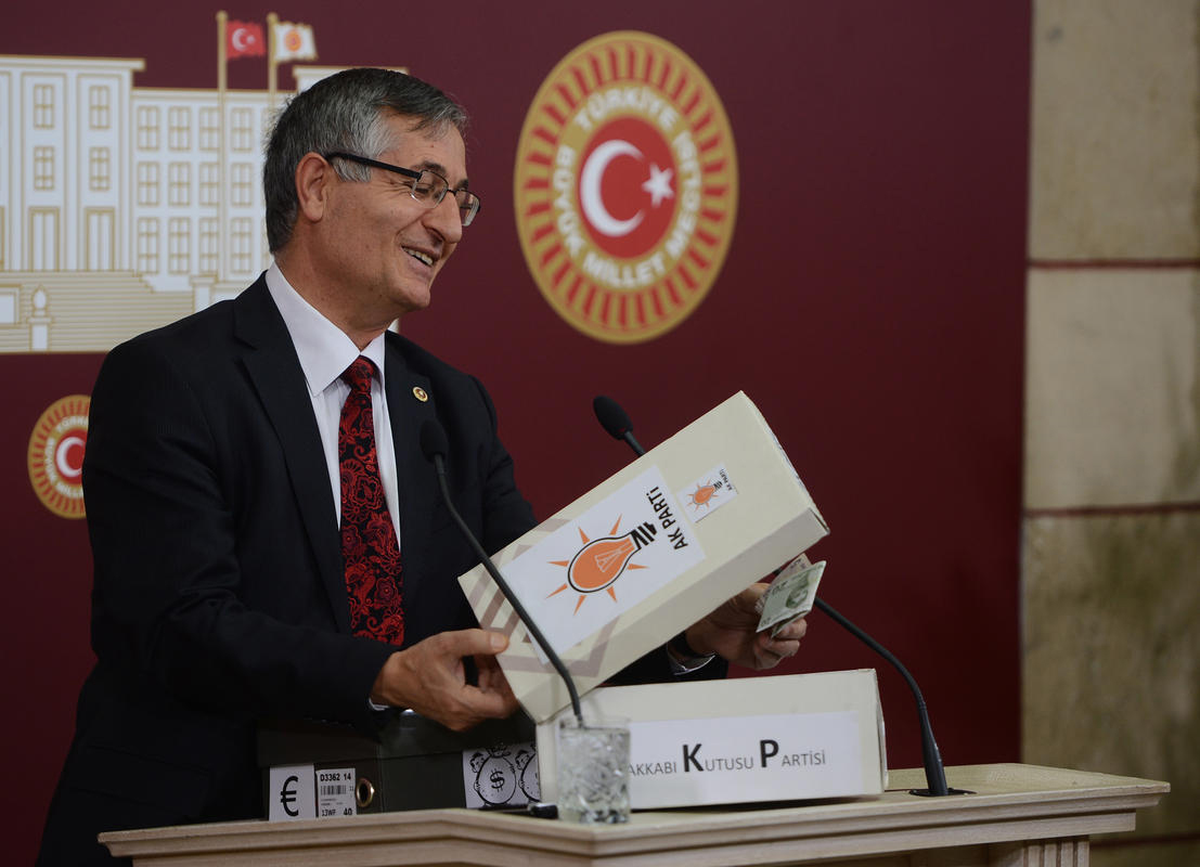 MHP\'li Yeniçeri\'den "Ayakkabı Kutulu" Basın Toplantısı
