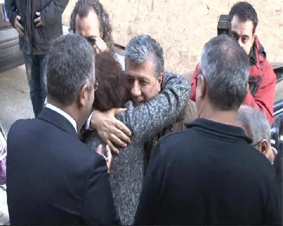 Mustafa Balbay, Cumhuriyet Gazetesi\'nde Alkışlarla Karşılandı