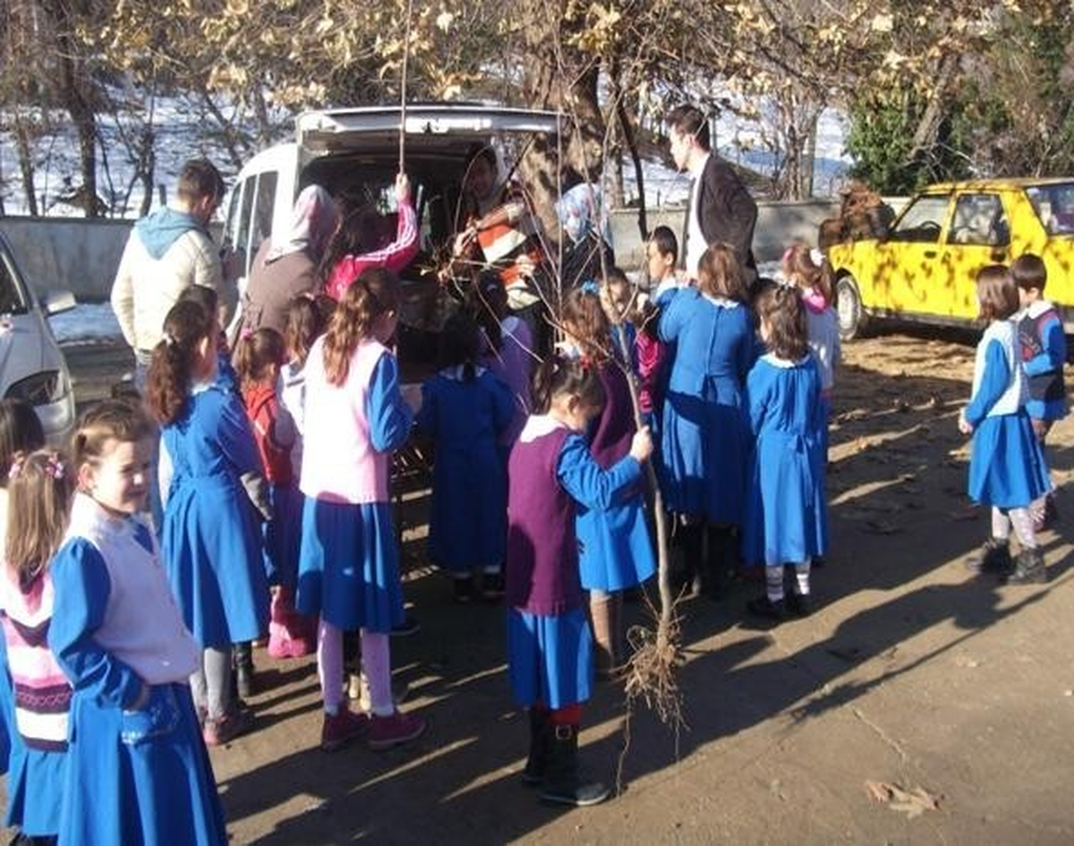 BEÜ Öğrencilerinden Uluköy İlkokuluna Yardım Eli