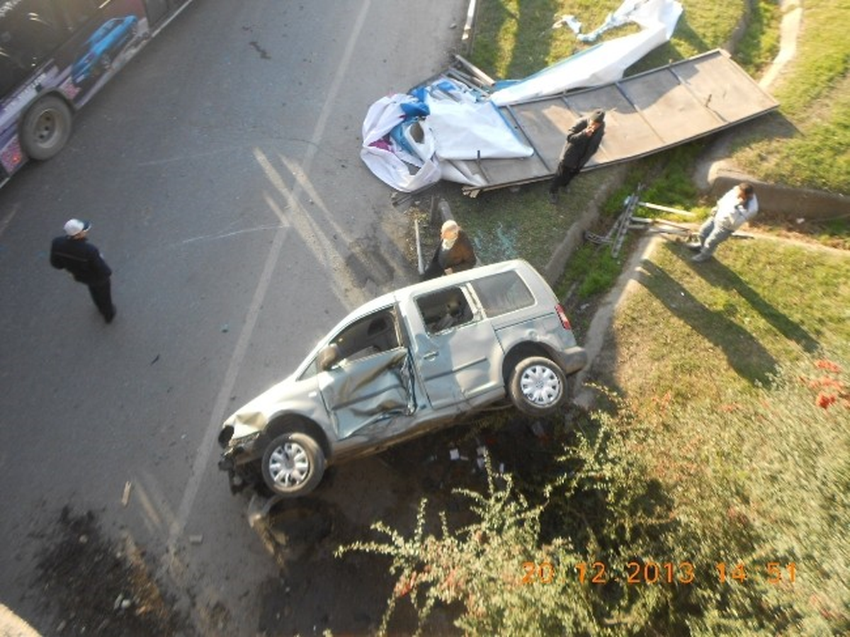 Otomobilin Çarptığı Araç Köprüden Uçtu: 2 Yaralı