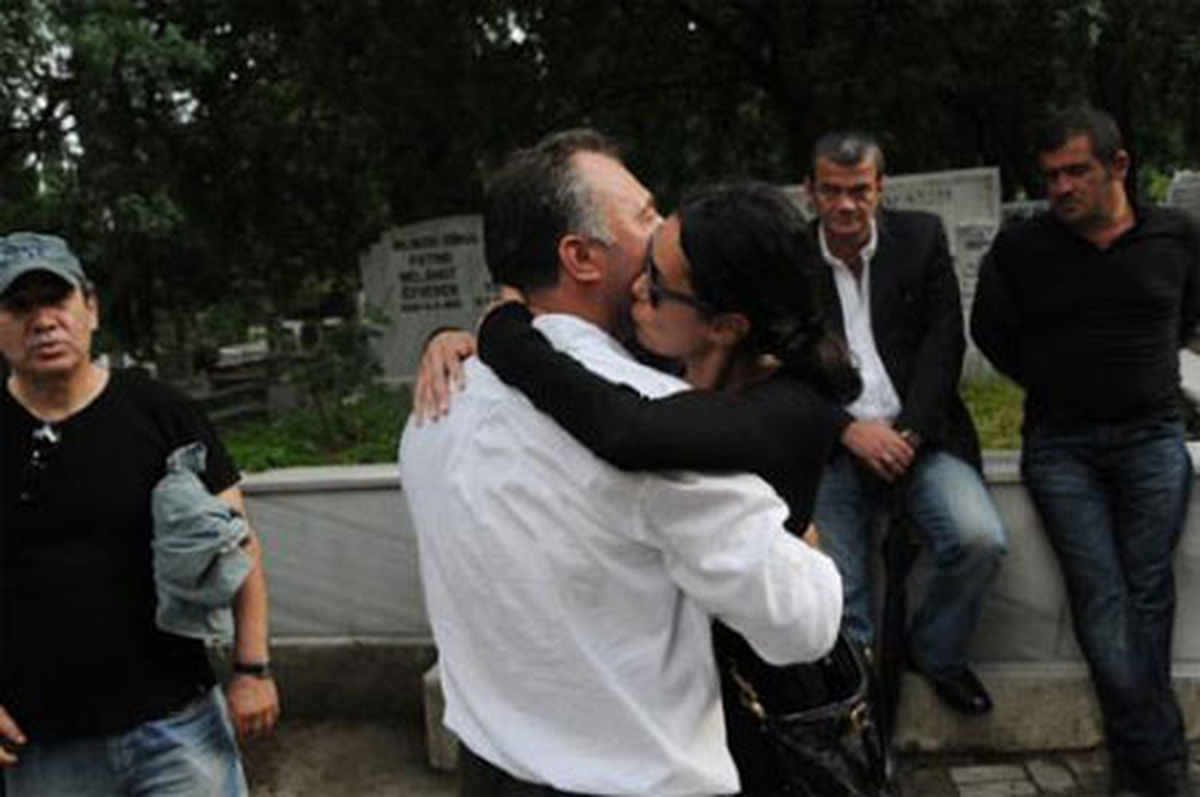 Oyuncu Dostları, Özgü Namal\'ı Yalnız Bırakmadı