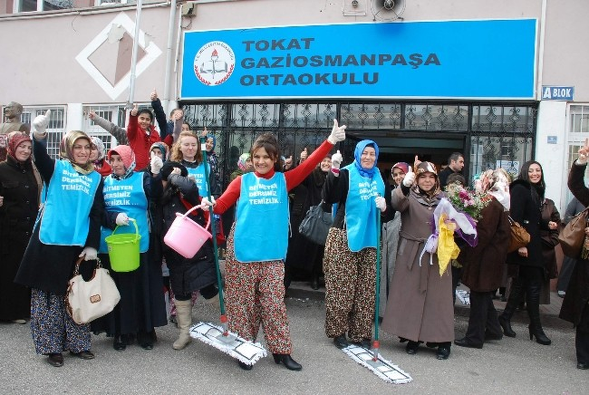 Şalvar Giyen Anneler Okulda Temizlik Yaptı
