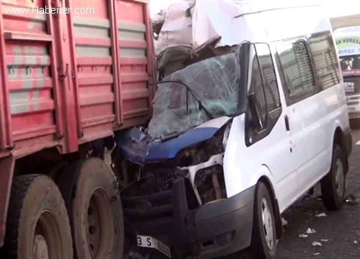 Şanlıurfa\'da öğrenci servisi kamyona çarptı: 1 ölü, 4 yaralı -