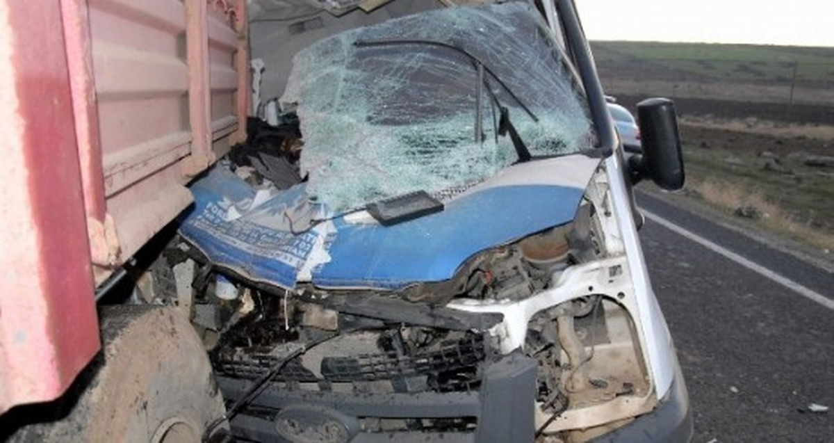 Şanlıurfa\'da Öğrenci Servisi Kamyona Çarptı: 1 Ölü, 4 Yaralı