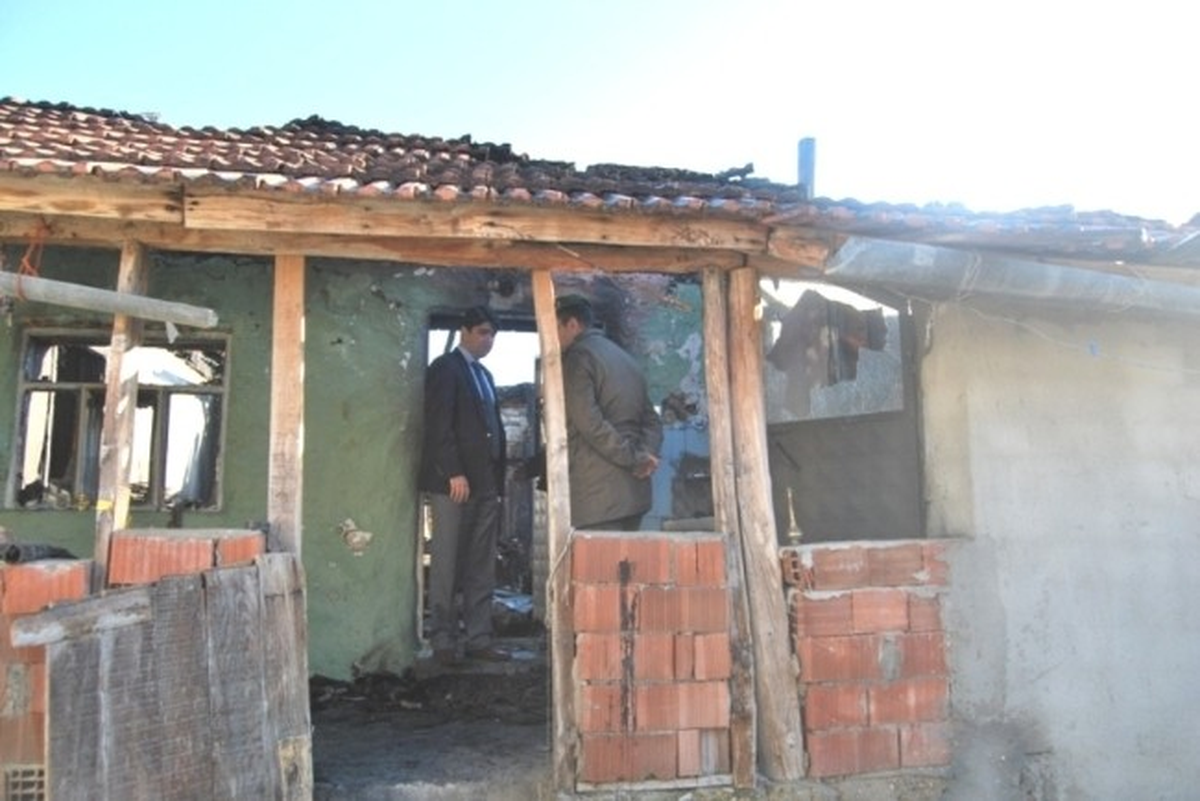 Selendi\'de Yaşlı Çift Yanmaktan Son Anda Kurtuldu