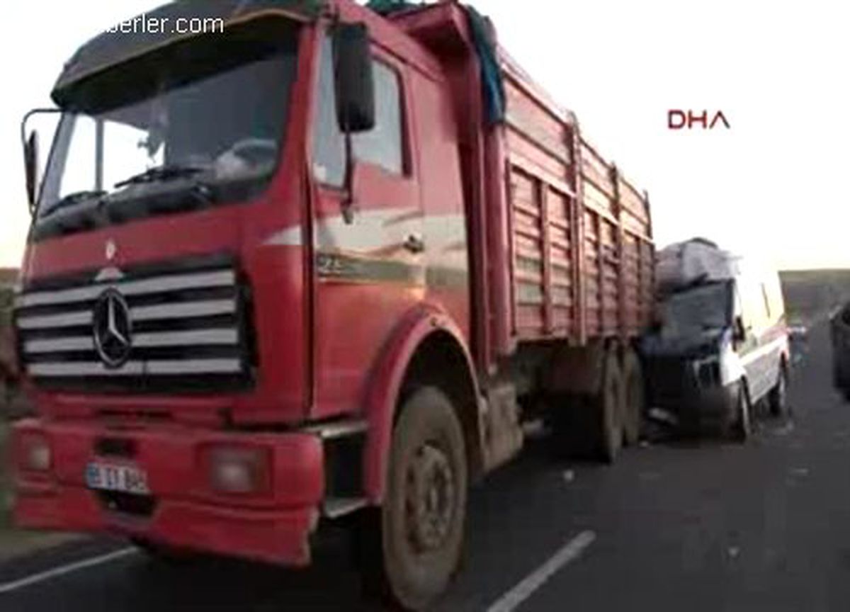 Siverek\'te Öğrenci Servisi Kamyona Çarptı: 1 Ölü, 5 Yaralı