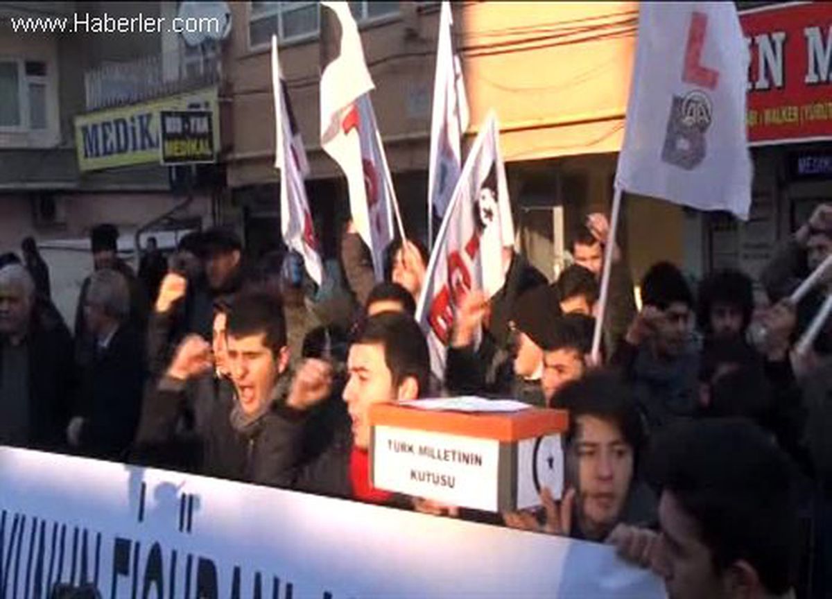 TGB Kayseri Üyeleri, AK Parti Önünde Basın Açıklaması Yaptı