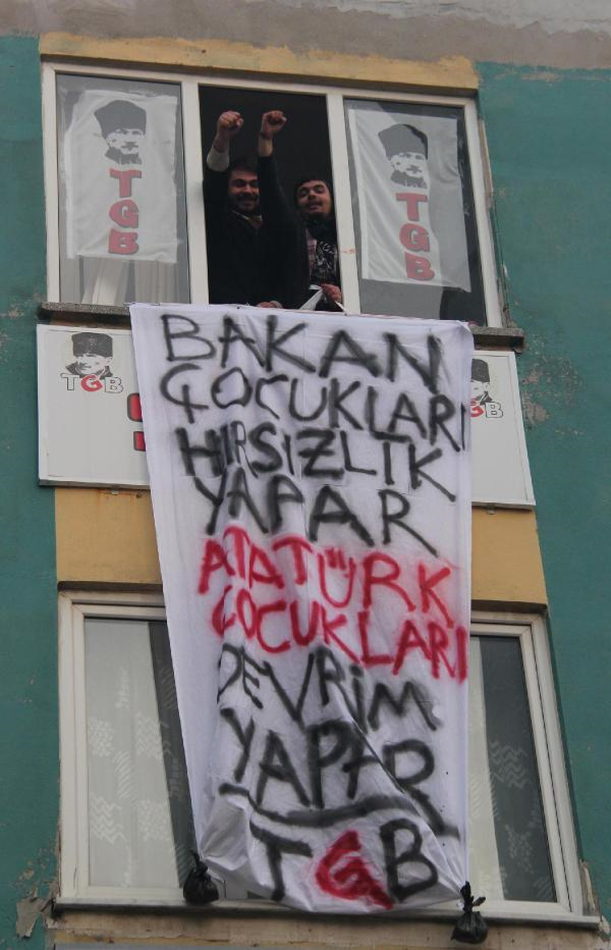Balıkesir\'de TGB\'li Gençler Hükümeti İstifaya Çağırdı