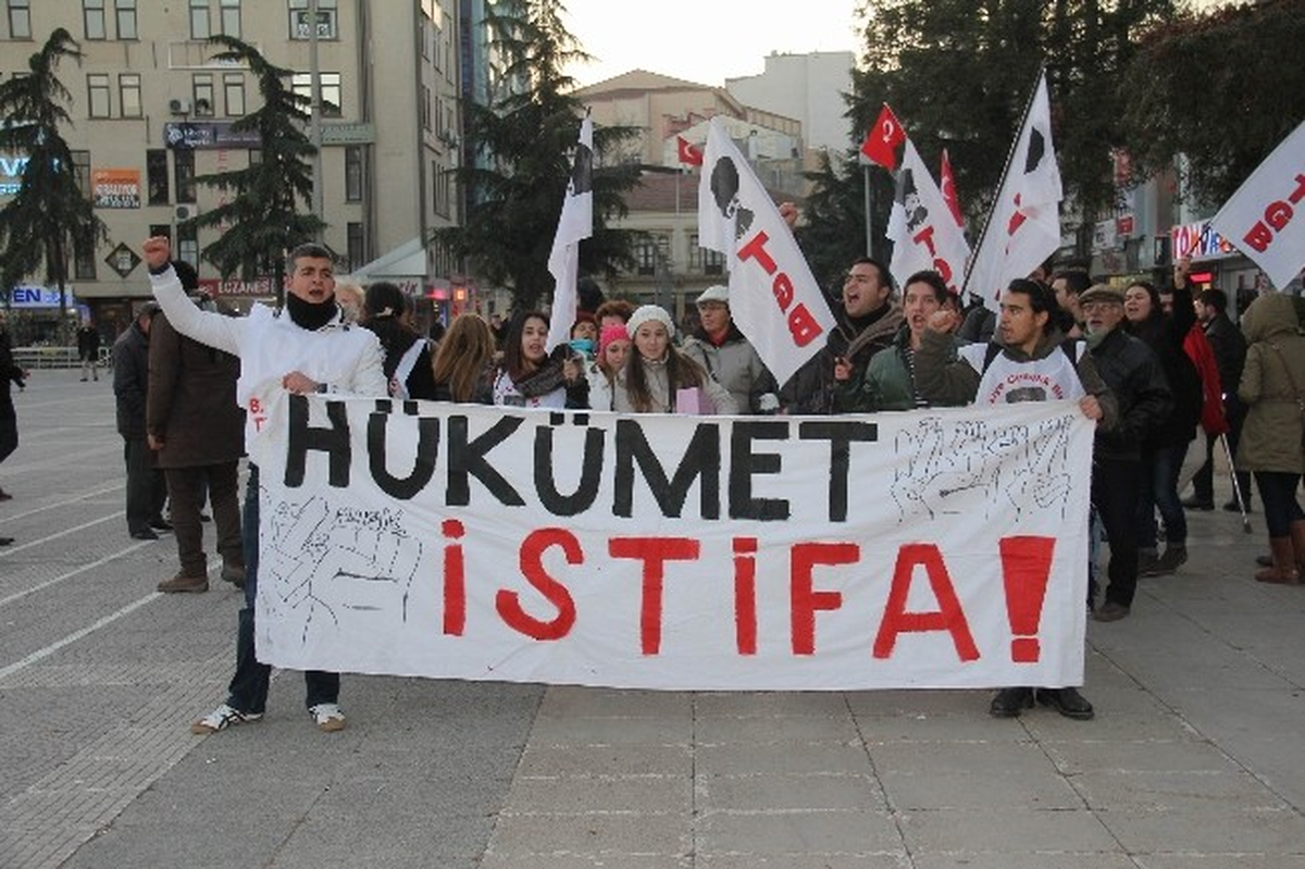 Tgb Üyesi Gruba Polisten Barikat