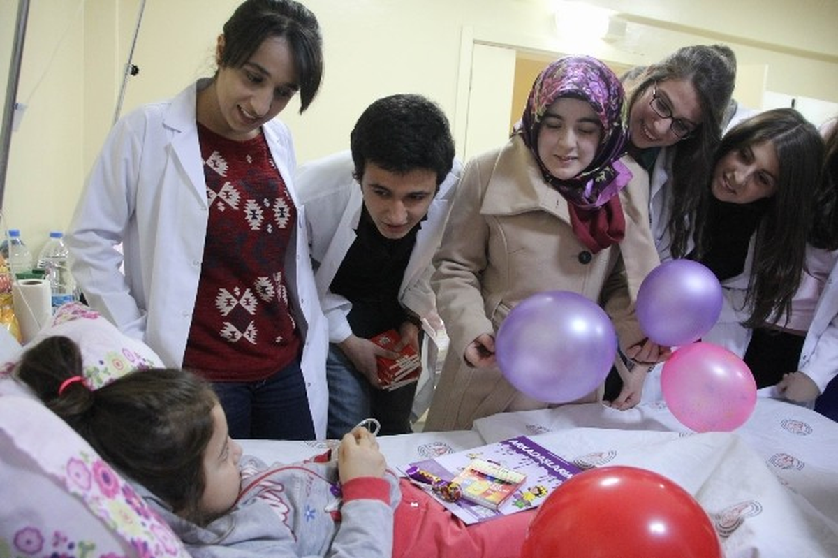 Tıp Fakültesi Öğrencileri Hastanede Tedavi Gören Miniklerle Buluştu
