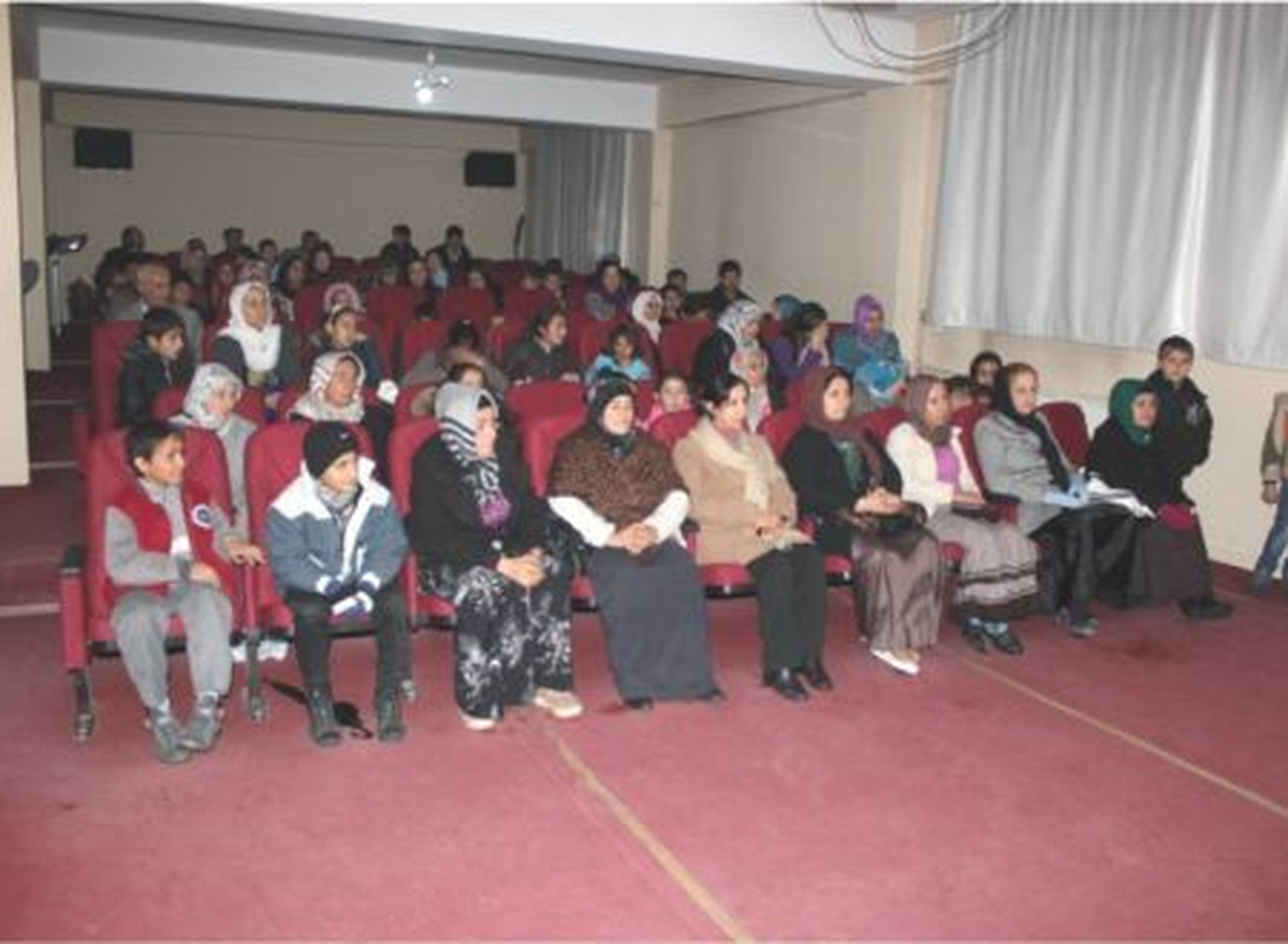 Yüksekova\'da Ailelere Eğitim Semineri