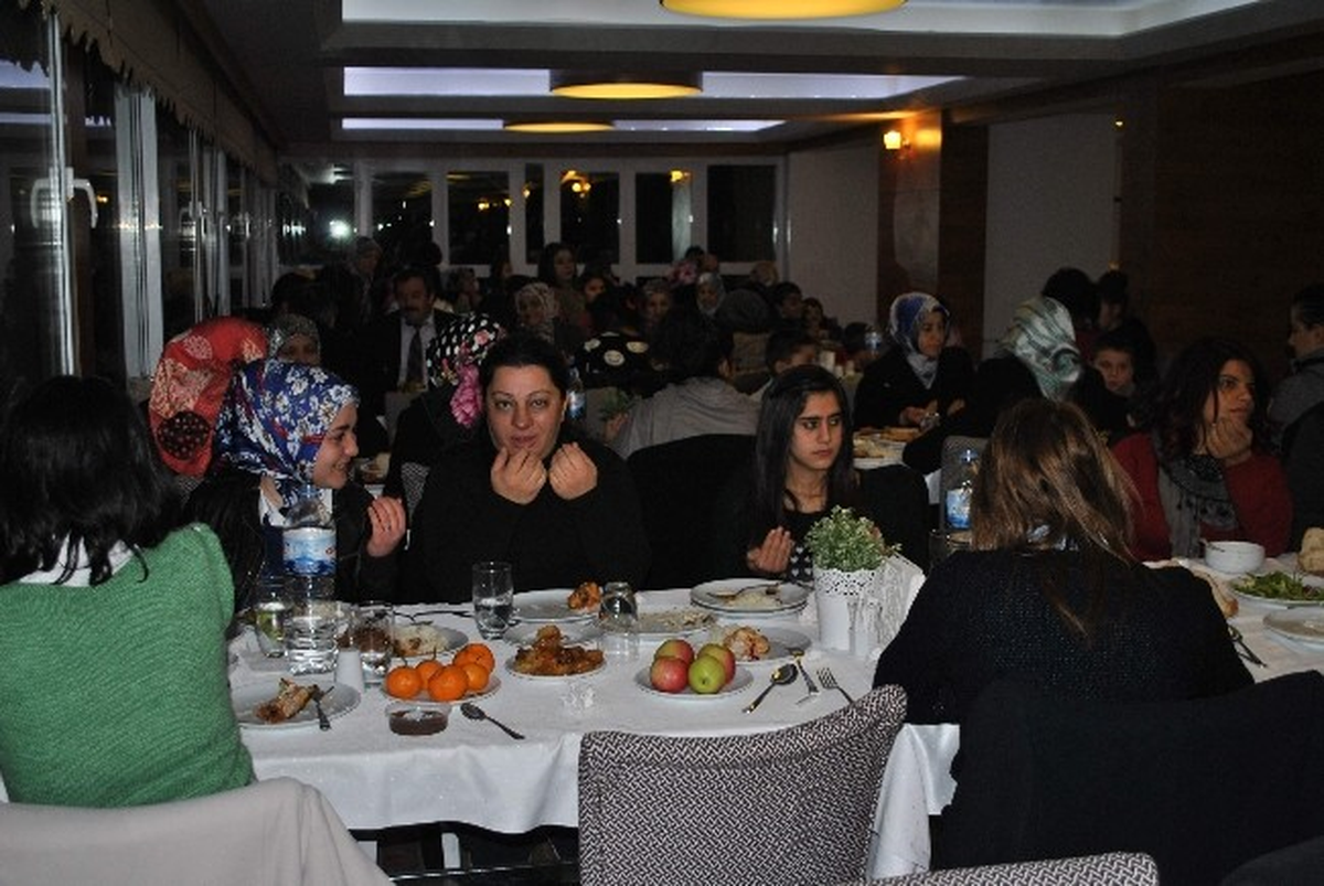 Yuva Çocuklarına Otelde Yemek