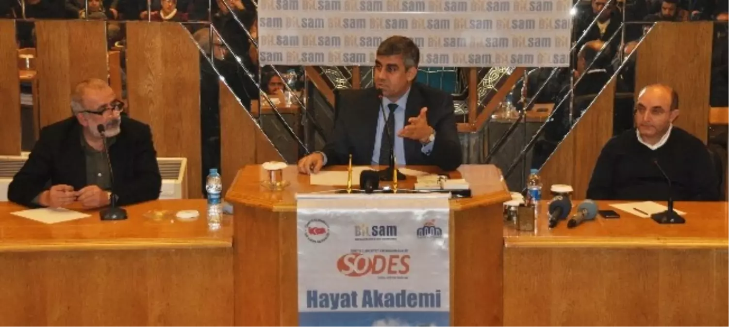 "21. Yüzyılda Türkiye ve Demokrasi" Konulu Konferans Verildi