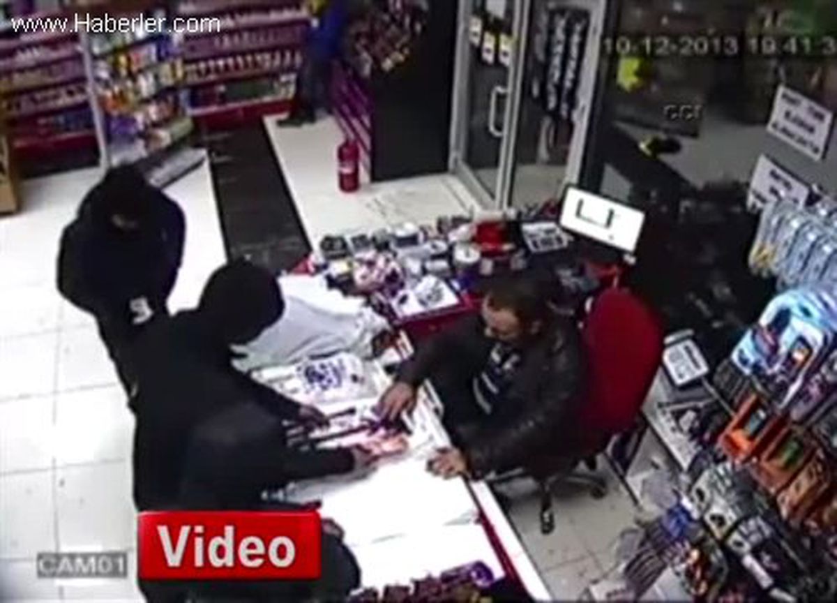 Acemi Hırsızlar Çelik Kasayı Açamadan Yakalandı