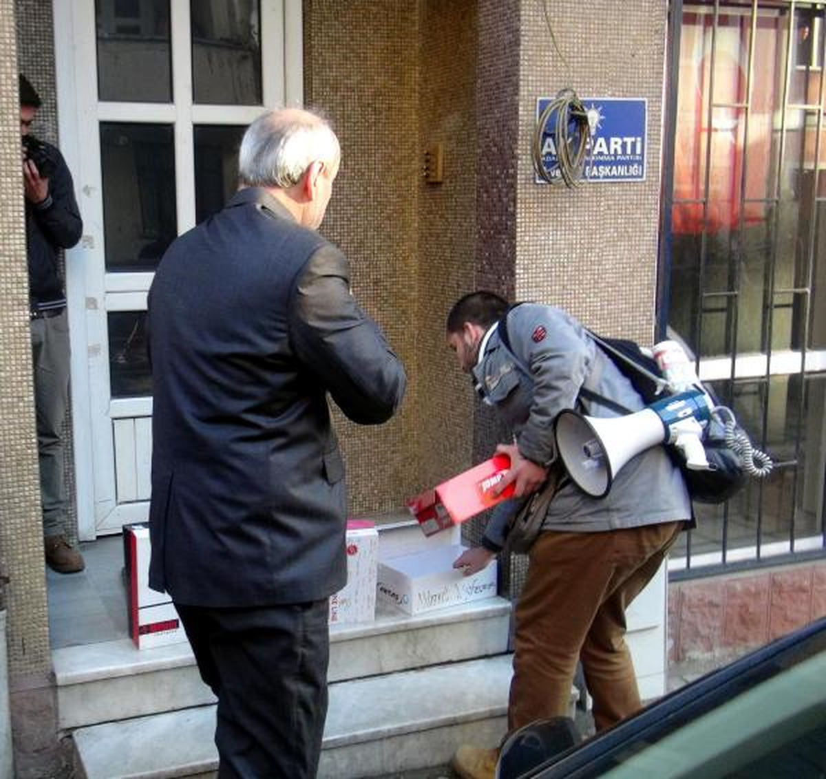 AK Parti\'nin Önüne Ayakkabı Kutusu Bıraktılar