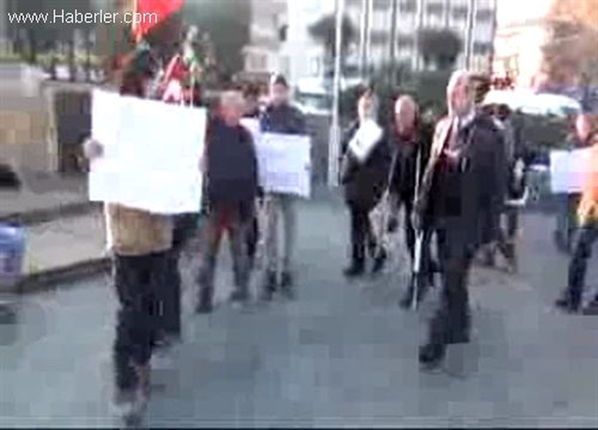 AK Parti'nin Önüne Ayakkabı Kutusu Bıraktılar