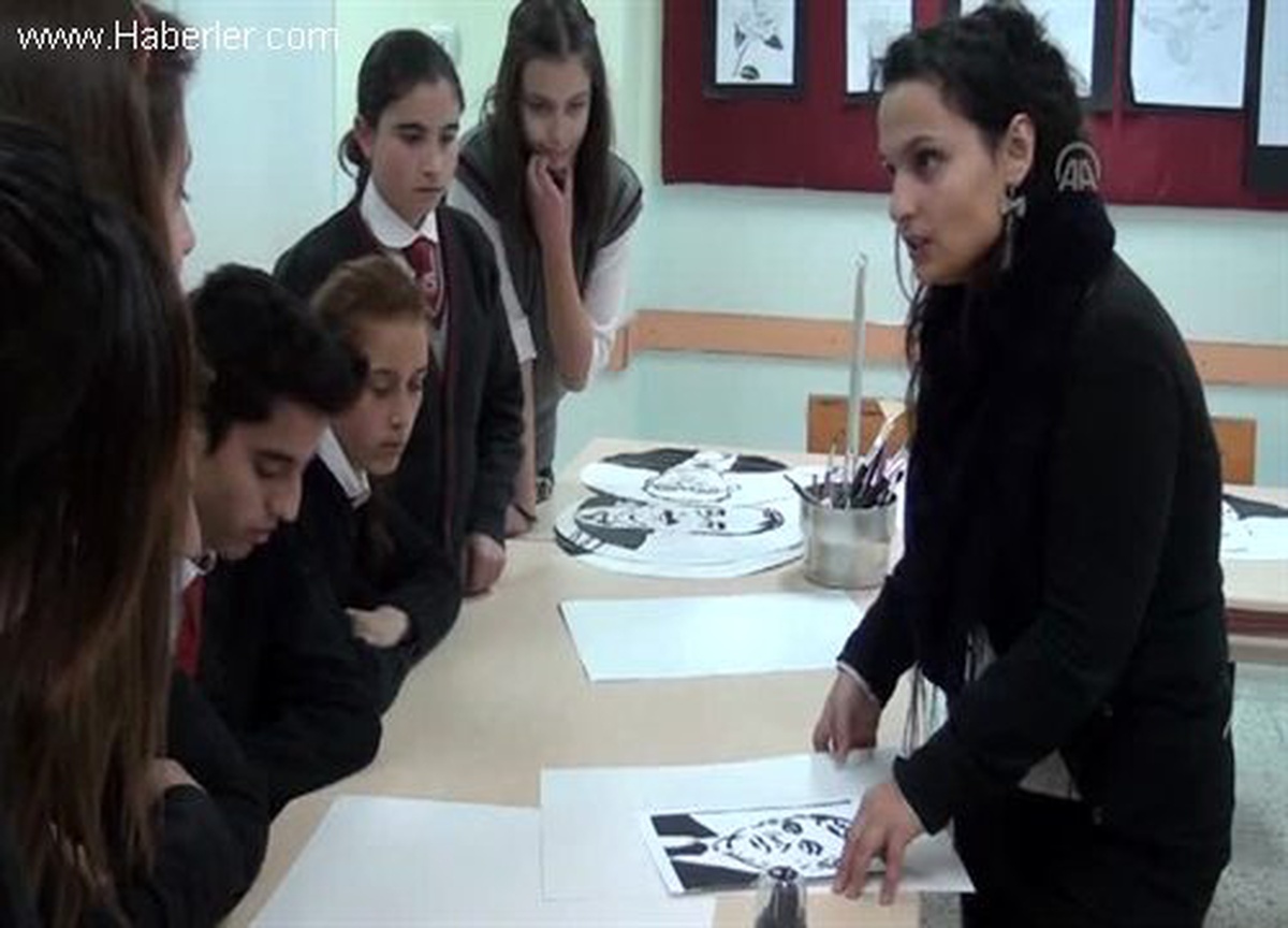 Ayakkabı boyasıyla portre yapıyorlar -