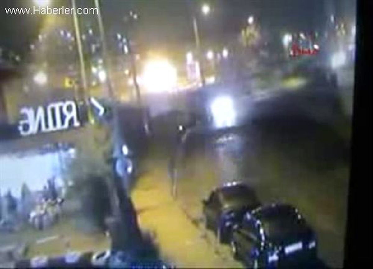 * Bakırköy\'de Kontrolden Çıkan Bir Otomobil Park Halindeki Kamyona Çarptı.
