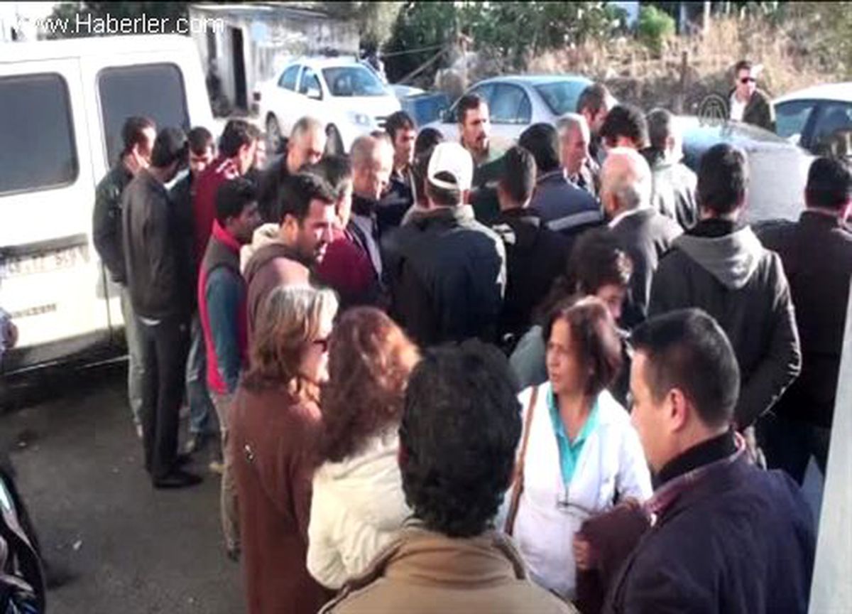 BDP Bodrum İlçe Başkanlığı\'nın bulunduğu binaya taşlı saldırı iddiası -