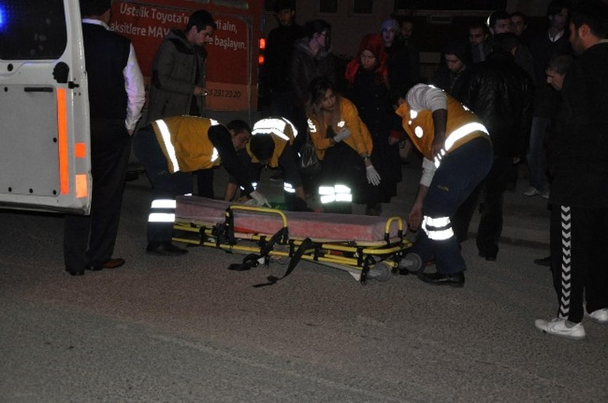 Sakarya\'da Bisiklet, Belediye Otobüsüne Çarptı: 1 Yaralı