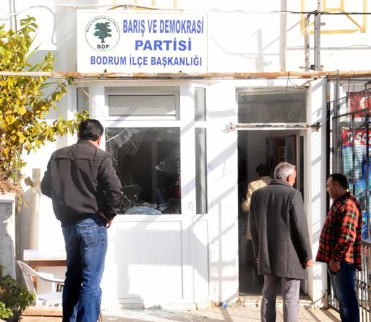 Bodrum BDP\'ye Taşlı, Moloflu Saldırı
