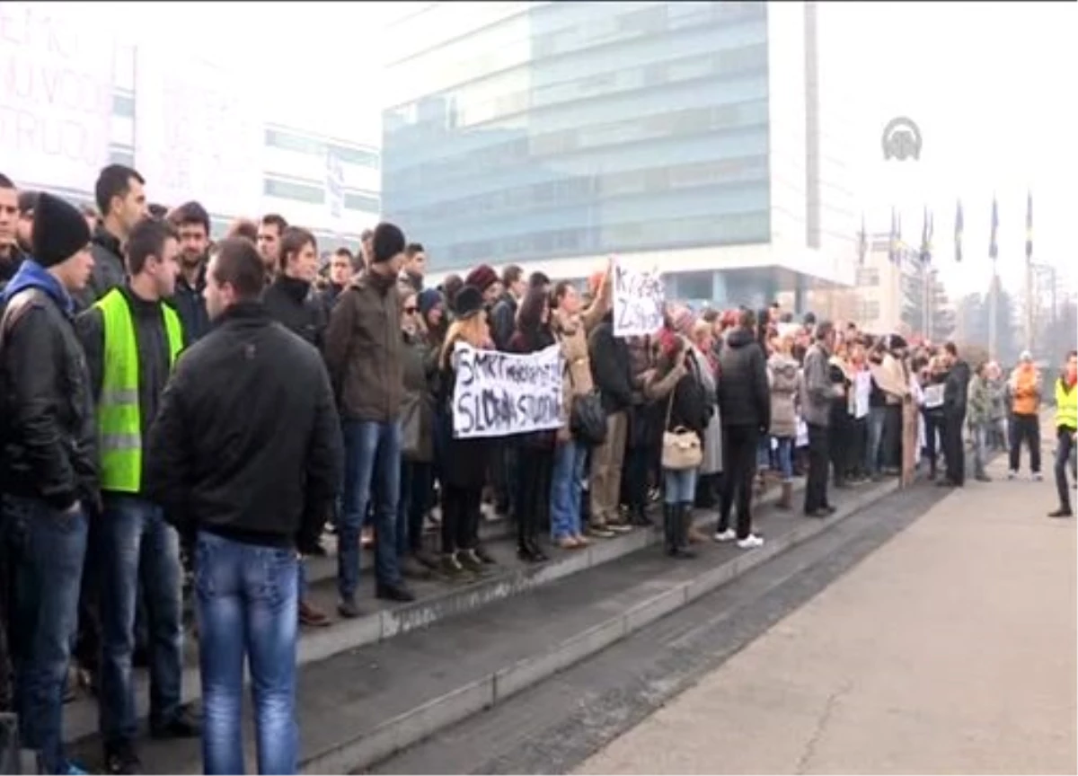 Bosna Hersek\'te üniversite öğrencilerinden eğitim protestosu -