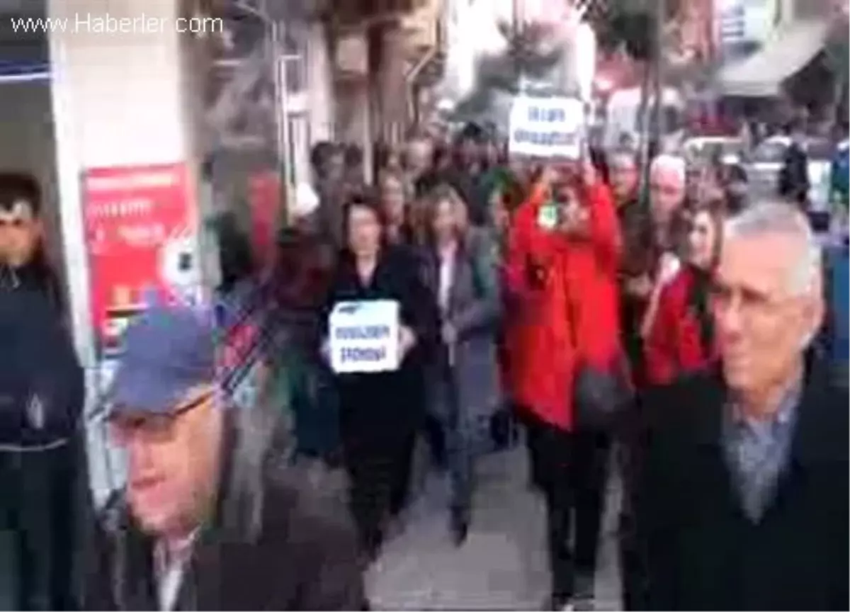 Keşan\'da CHP\'liler AK Parti Binasına Ayakkabı Kutusu Bıraktı