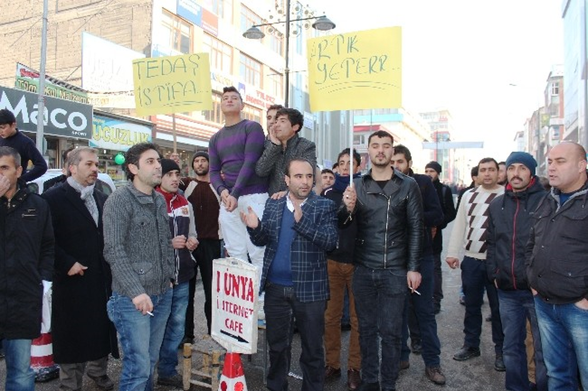 Elektrik Kesintilerine Tepki Gösteren Esnaf Yolu Kapattı
