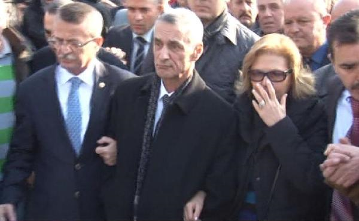 Engin Alan, Annesinin Cenaze Törenine Katıldı