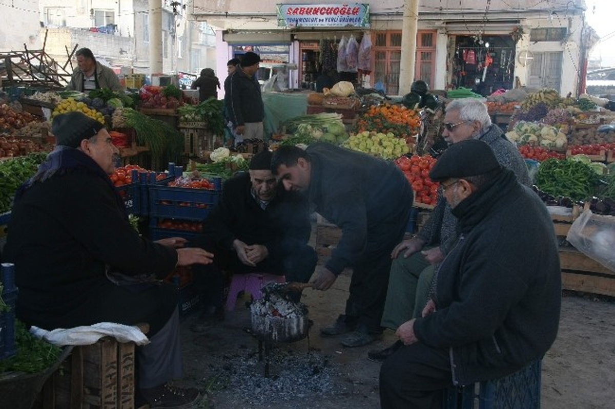 Esnaf, Ateş Yakarak Isınıyor