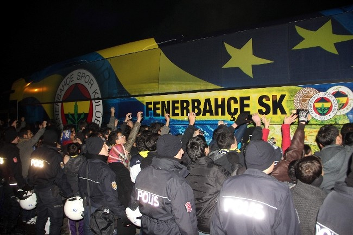 Fenerbahçe Kafilesi Çiçeklerle Karşılandı