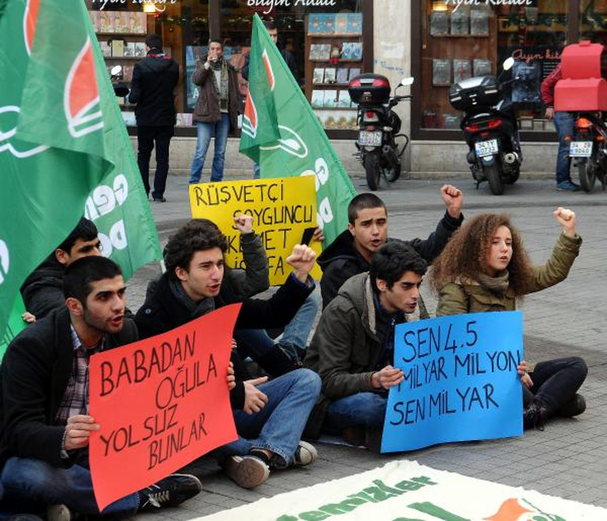 Galatasaray\'da Ayakkabı Kutulu Protesto