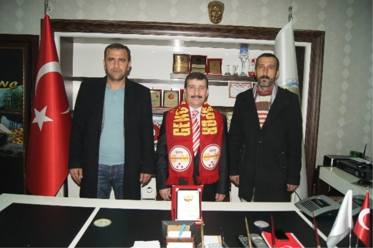 Genç Muratspor\'dan Başkan Ariç\'e Teşekkür Plaketi