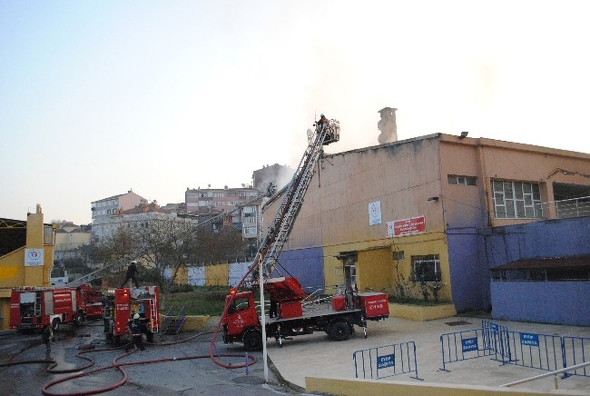İstanbul\'da Güreş Salonunda Yangın Paniği