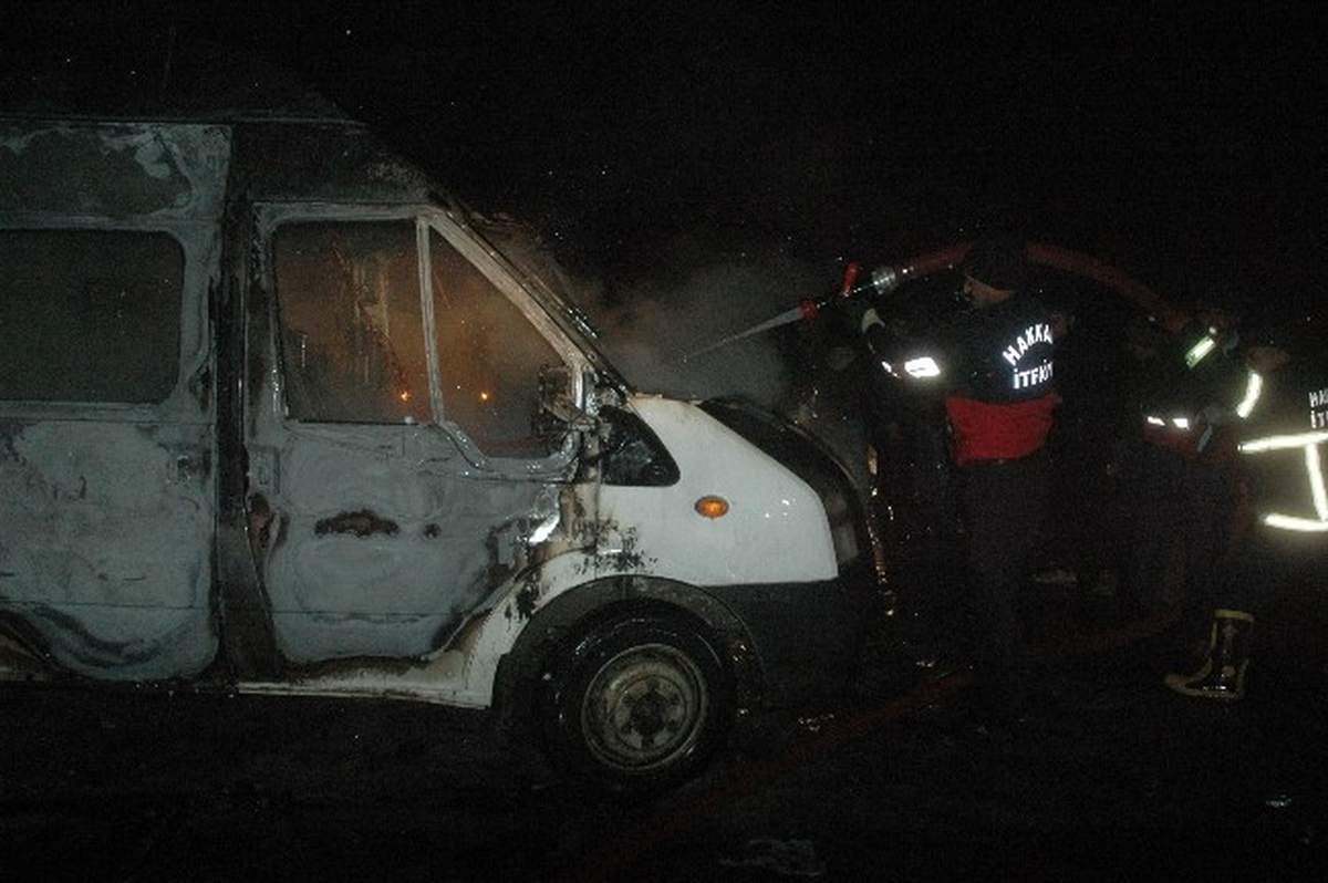 Hakkari\'de Bir Minibüs Kundaklandı