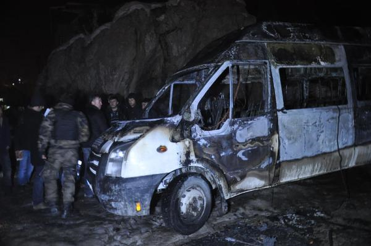 Hakkari\'de Minibüs Molotof Kokteyli Atılarak Yakıldı