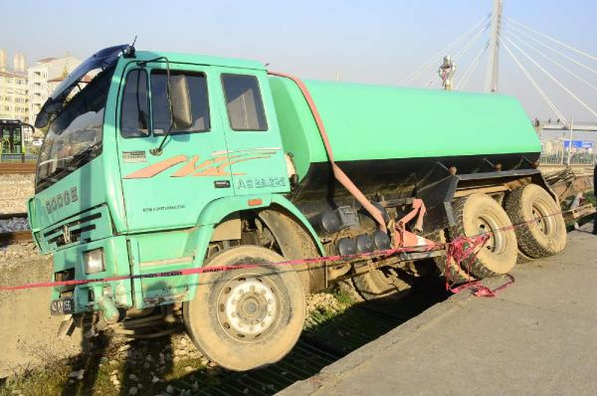 İzmit\'te, Hızlı Tren Hattına Kamyon Uçtu