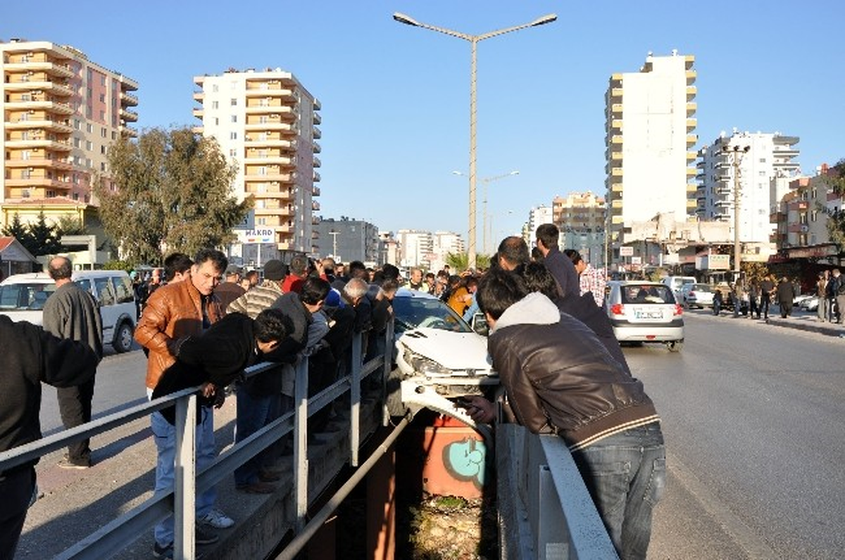 Kaza Yapan Kadının Telefonunu Çalmaya Çalışan Şahıslara Linç Girişimi