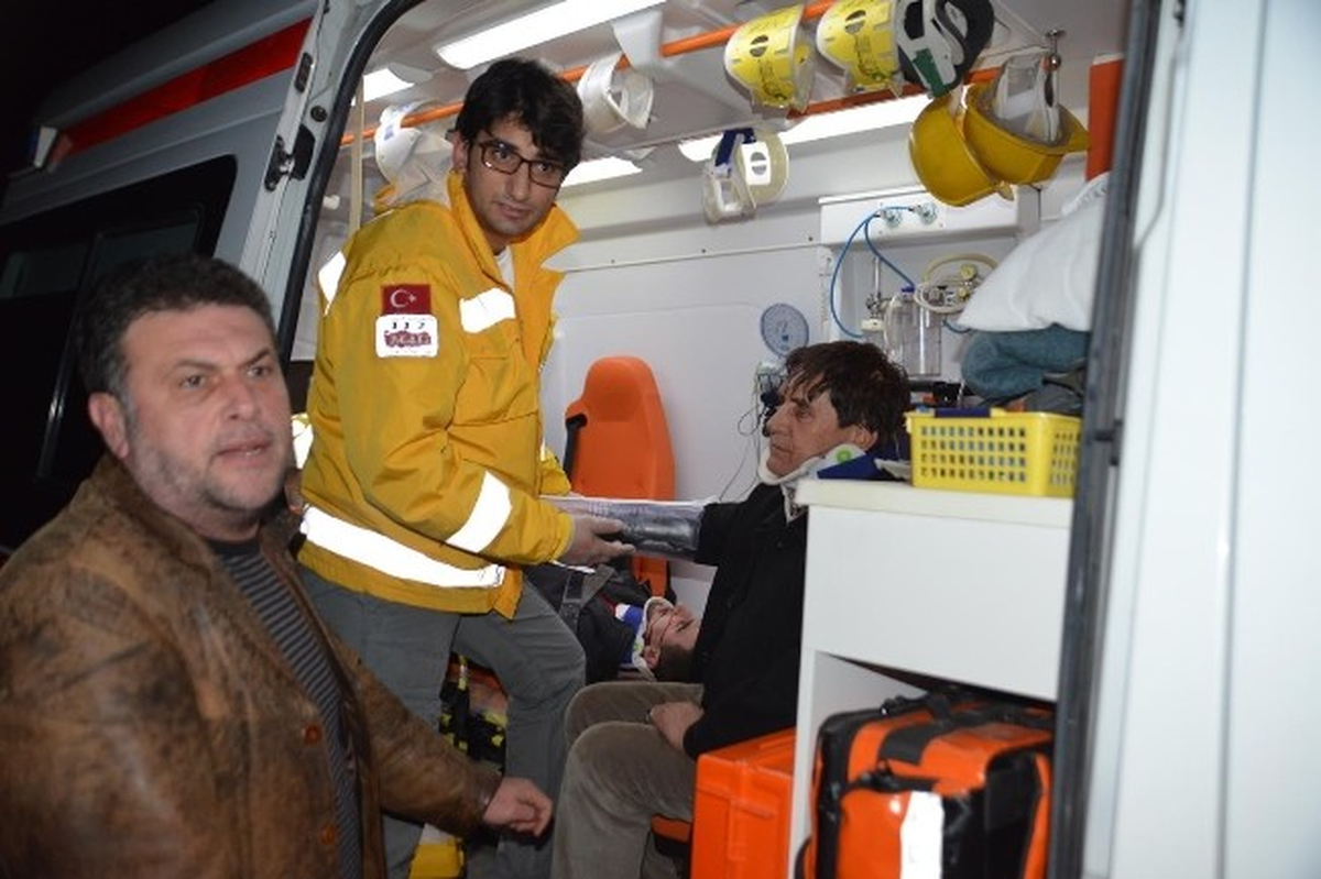 Otomobil Kamyonete Çarptı: 3 Yaralı