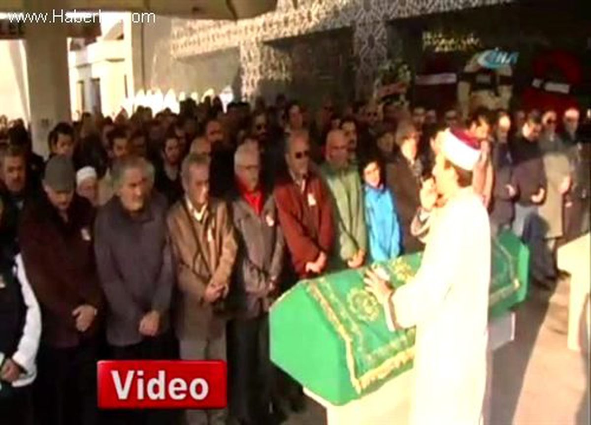 Özgü Namal\'ın Babası Toprağa Verildi