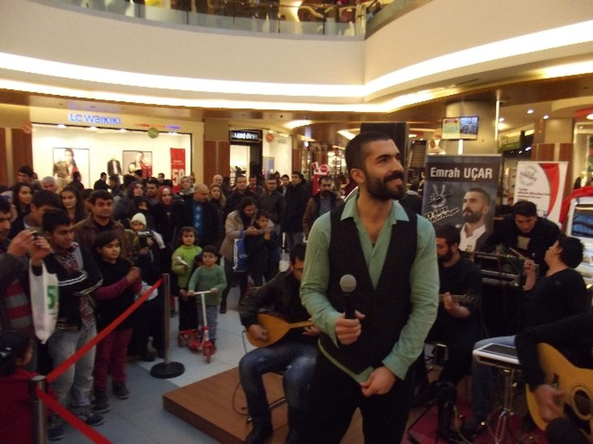 Sanatçı Emrah Uçar'ın Konseri İlgi Gördü