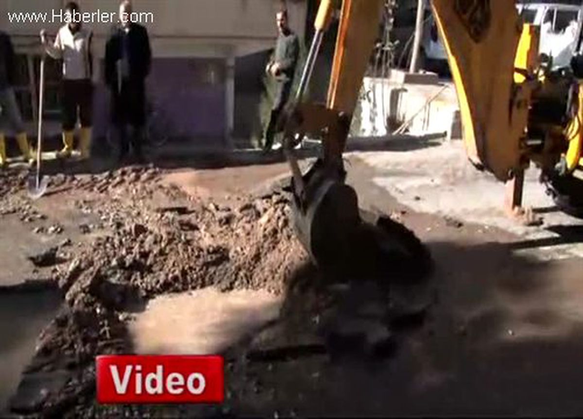 Şanlıurfa\'da Su Borusu Patladı