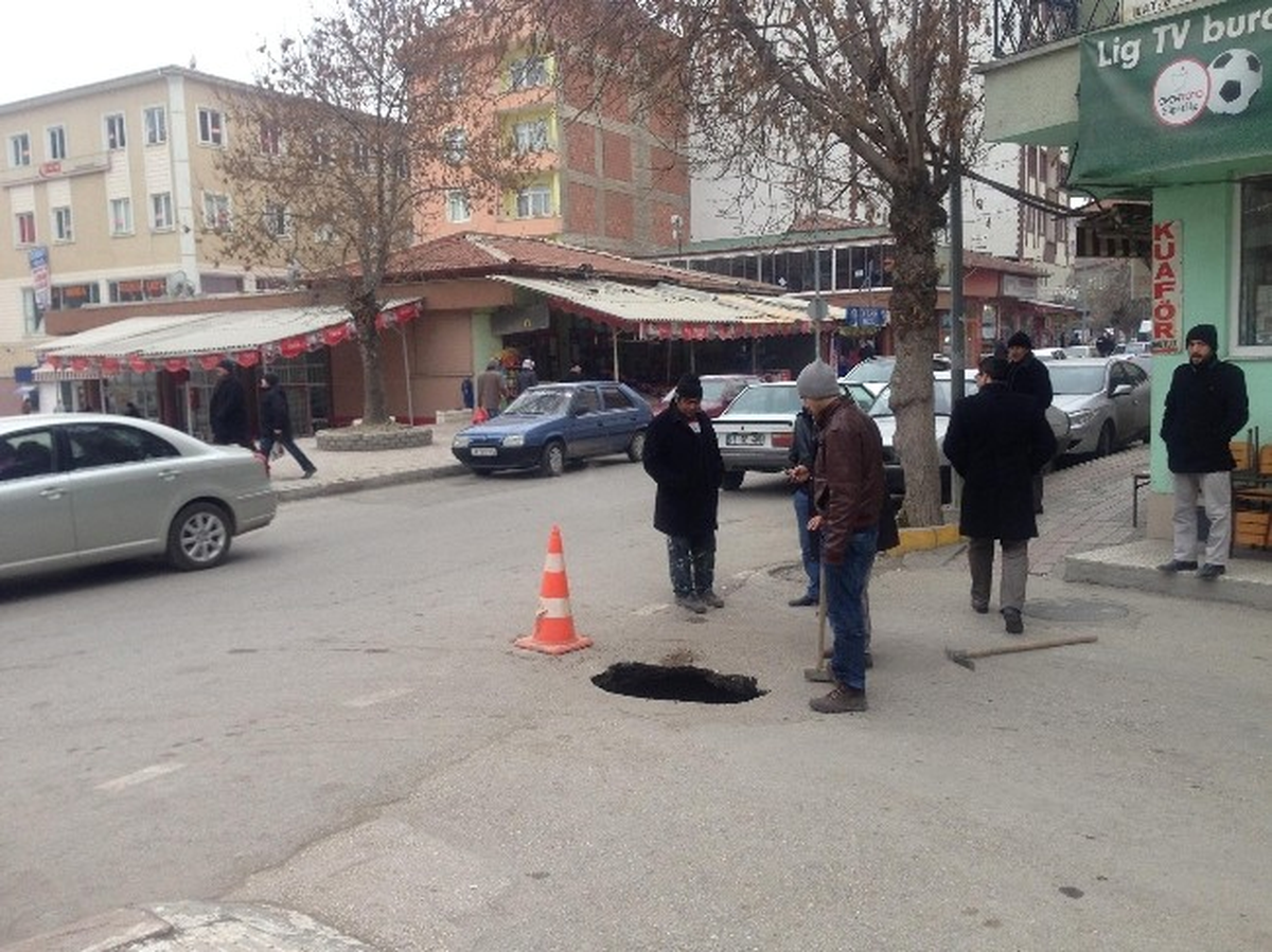Sungurlu\'da Araçlar Seyir Halindeyken Yol Çöktü