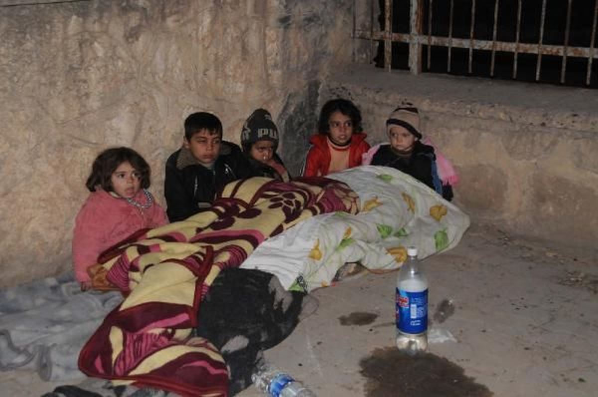 Türkiye\'ye Sığınan Suriyeliler Akçakale\'deki Kampa Yerleşti