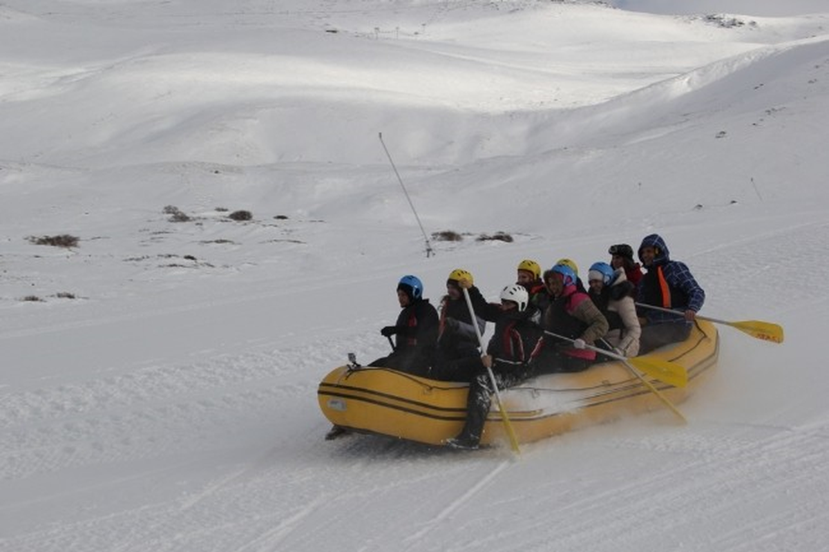 Ukraynalı ve Rus Turistlerin Kar Üstünde Rafting Keyfi