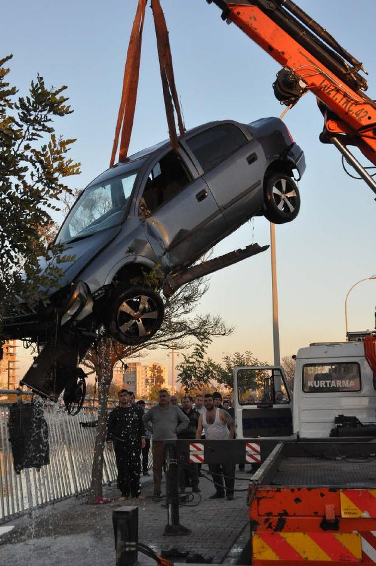 16 Yaşındaki Çocuk Otomobili Sulama Kanalına Uçurdu