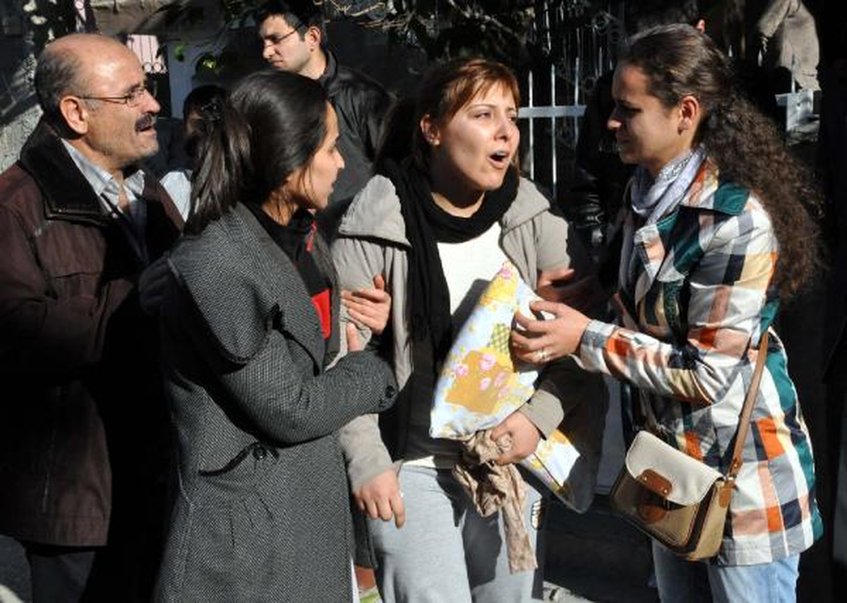 Abladan,kaza Kurbanı Kız Kardeşe Yastıklı Veda