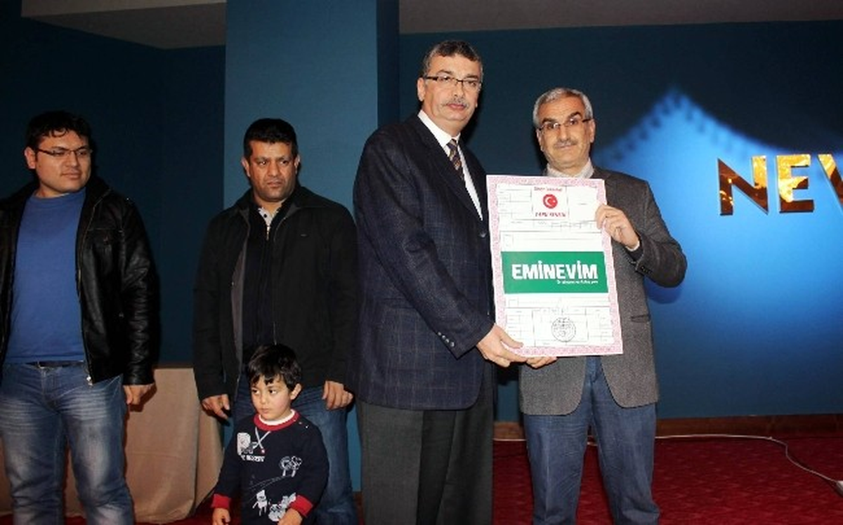 Ak Partili Başkan Adayı Güvenç, Tapu Dağıttı